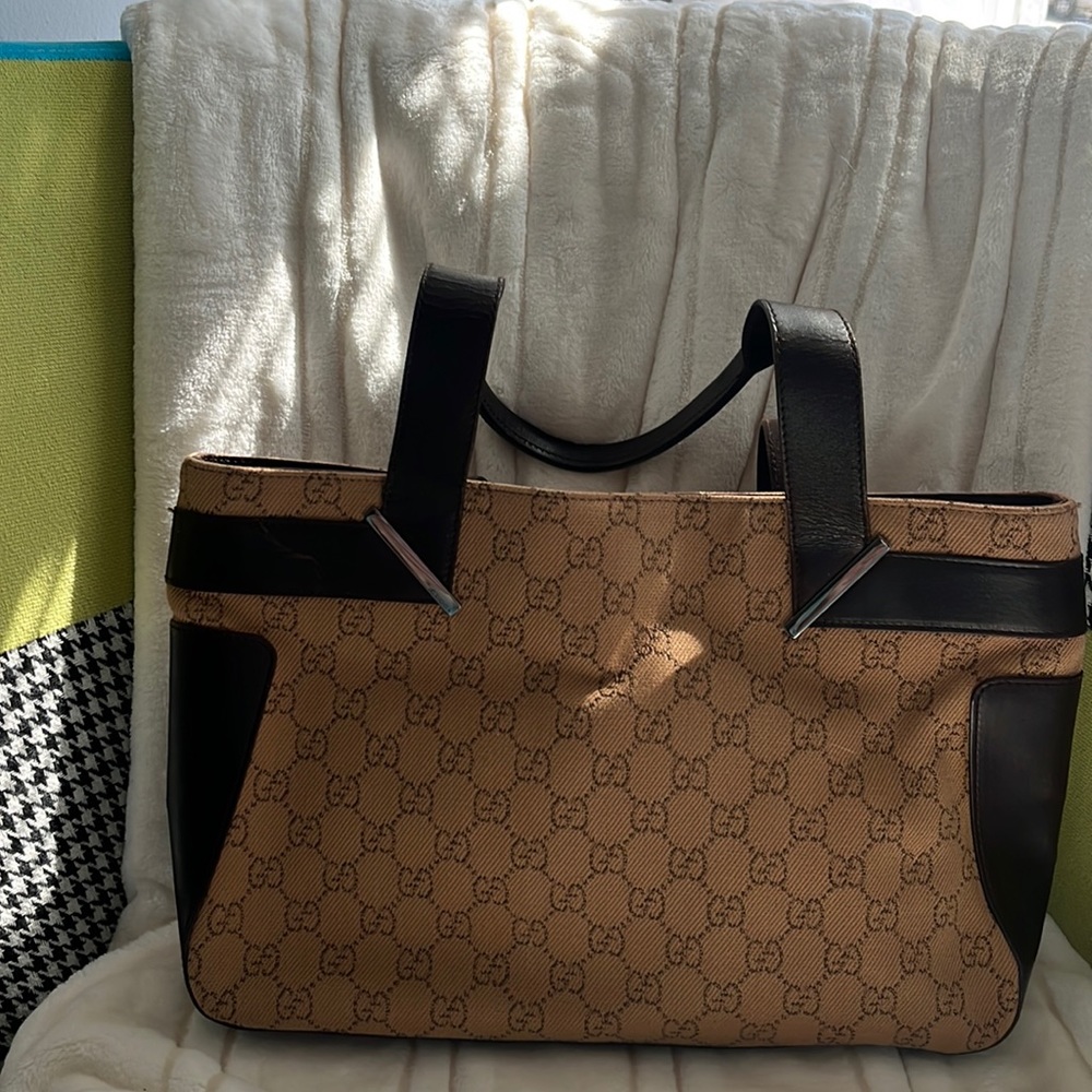 Gucci purse in great condition.